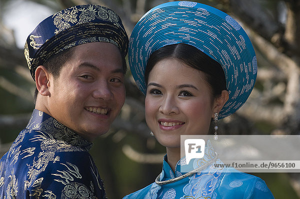 Junges Brautpaar am Hochzeitstag  Hue  Vietnam  Asien