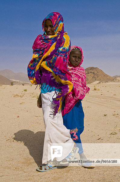 Mutter geht mit ihrer Tochter in der Tadrat Wüste bei Tasset  Algerien  Afrika