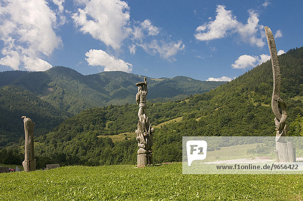 Wiese mit hölzernen Statuen  Hohe Tatra  Vlkolínec  Slowakei  Europa