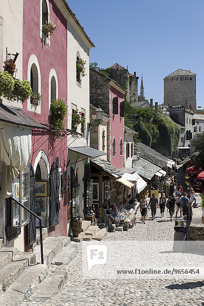 Fußgängerstraße in der Innenstadt von Mostar  Bosnien  Europa