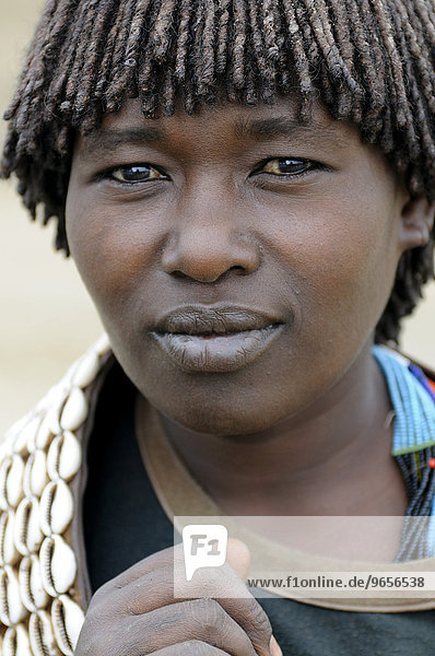 Marktfrau vom Stamm der Ari, Porträt, südliches Omotal, Südäthiopien, Äthiopien, Afrika