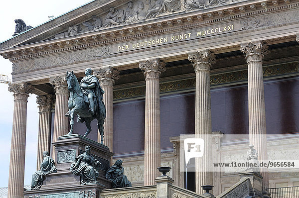 Reiterdenkmal vor Alter Nationalgalerie  Museumsinsel  Berlin  Deutschland  Europa