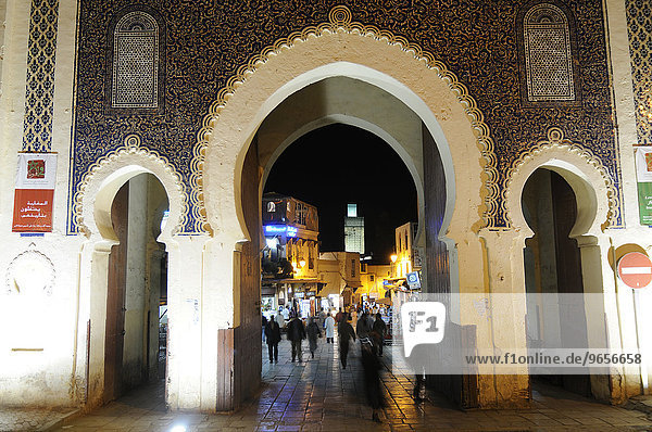 Das Tor Bab Bou Jeloud bei Nacht  Fes  Marokko  Afrika