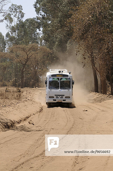Bus auf einer Sandpiste  Südäthiopien  Äthiopien  Afrika