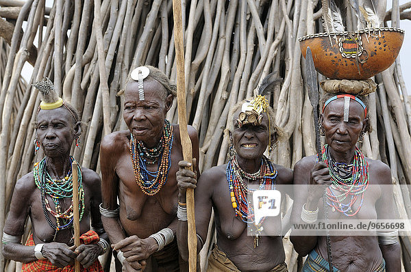 Alte Frauen vom Stamm der Oromote  südliches Omotal  Südäthiopien  Äthiopien  Afrika