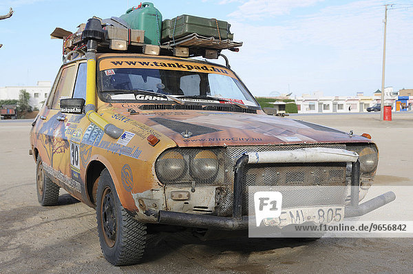 Alter Renault fährt durch die Sahara  Nouakchott  Mauretanien  nordwestliches Afrika  Afrika