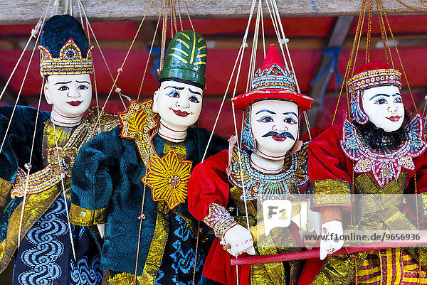 Marionetten in einem Souvenirgeschäft in der Ruinenstadt Bagan  Myanmar  Burma oder Birma  Südostasien  Asien