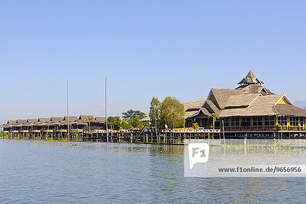 Bungalows eines Luxushotels auf dem Inle-See  Myanmar  Burma oder Birma  Südostasien  Asien