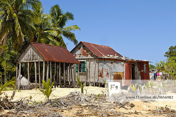 Einsame Hütten an einem abgelegenem Strand  Insel Saint Marie  Madagaskar  Afrika