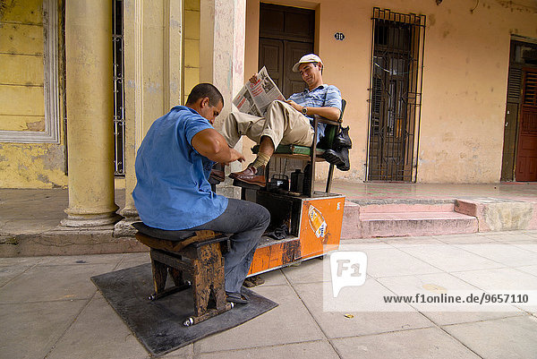 Schuhputzer beim Schuhe putzen  Camagüey  Kuba  Karibik  Nordamerika