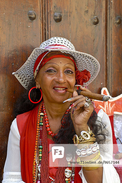 Frau beim Zigarrerauchen  Havanna  Kuba  Karibik  Nordamerika