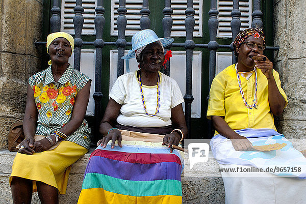 Alte Frauen beim Zigarrerauchen  Havanna  Kuba  Karibik  Nordamerika