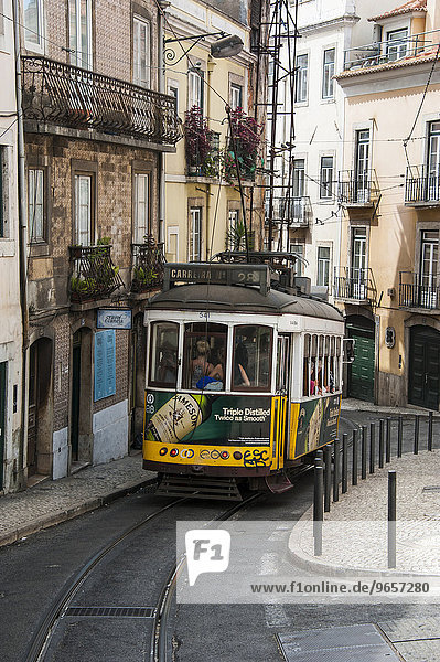 Famous tram 28 going through the old quarter  Bairro Alto  Lissabon  Distrikt Lissabon  Portugal  Europa