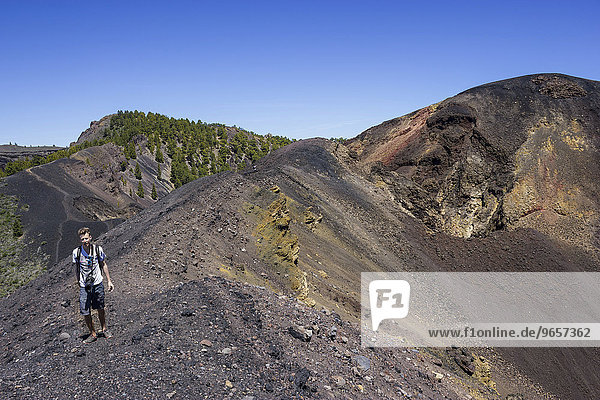 'Wanderer auf Wanderweg am Vulkankrater des Vulkan Duraznero  ''Ruta de los Volcanes''  Vulkanroute  Naturpark Cumbre Vieja  La Palma  Kanarische Inseln  Spanien  Europa'