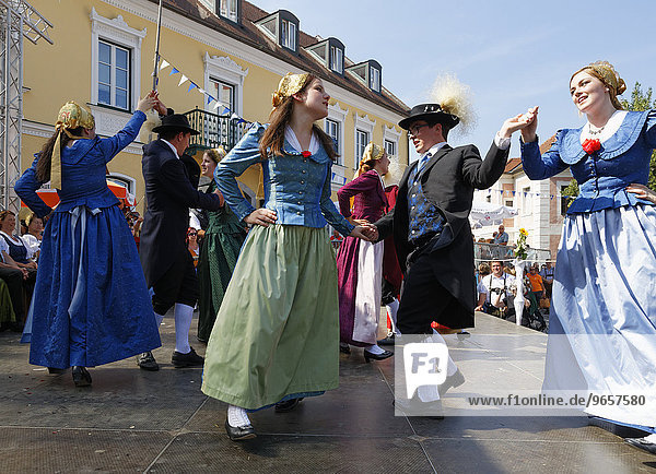 Tanz am Marillenfest  Spitz an der Donau  Wachau  Waldviertel  Niederösterreich  Österreich  Europa