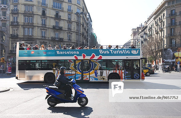 Touristen machen eine Stadtrundfahrt im Autobus am Paseo de Gracia (Paseig de Gracia) in Barcelona
