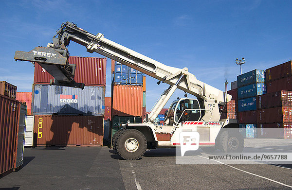 Stapler zum Transport von Containern im Containerterminal im Hafen von Neuss