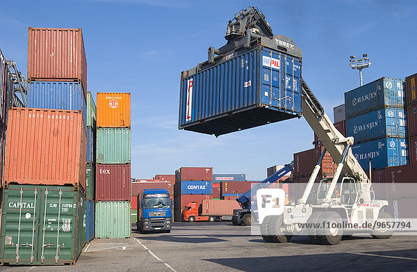 Beladung eines LKW mit einem Container im Containerterminal im Hafen von Neuss