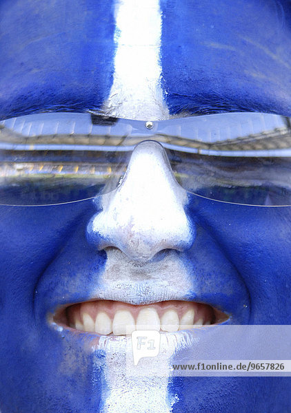 FIFA Confederations Cup  Frankfurt  19.6.2005  Griechenland-Japan 0:1  Greece-Japan 0:1  Fussballfan mit Gesichtsbemalung  in seiner Sonnenbrille spiegelt sich die Commerzbank Arena Frankfurt
