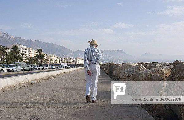 Rentner geht spazieren an der Promenade von Altea  Costa Blanca  Spanien  Europa