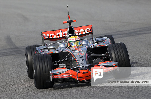 Lewis HAMILTON  Großbritannien  im McLaren Mercedes MP4-23 Boliden während Formel 1 Testfahrten auf dem Circuit De Catalunya bei Barcelona  Spanien  Europa