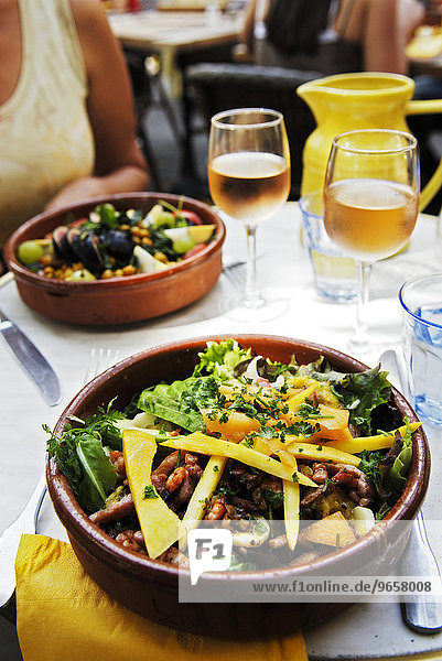 Mediterraner Salat in provenzalischem Restaurant  Südfrankreich