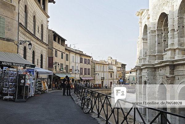 Straßenansicht nahe der römischen Arena  Arles  Provence  Südfrankreich