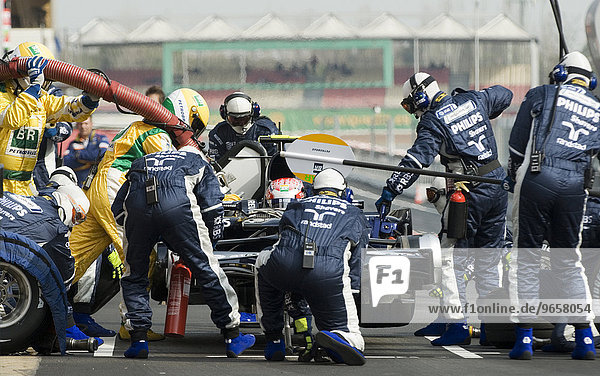 Williams Formula 1 racing team during a pit stop