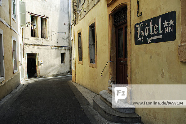 Verlassenes Hotel in kleiner Gasse  Arles  Frankreich  Europa