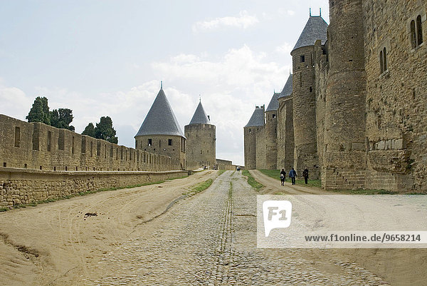 Zwischen den Wehrmauern in Carcassonne  Department Aude  Frankreich  Europa