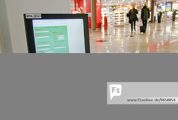ESTA Computer-Terminal zum Ausfüllen eines Online-Antrags zur Einreise in die USA Flughafen Düsseldorf Nordrhein-Westfalen Deutschland Europa