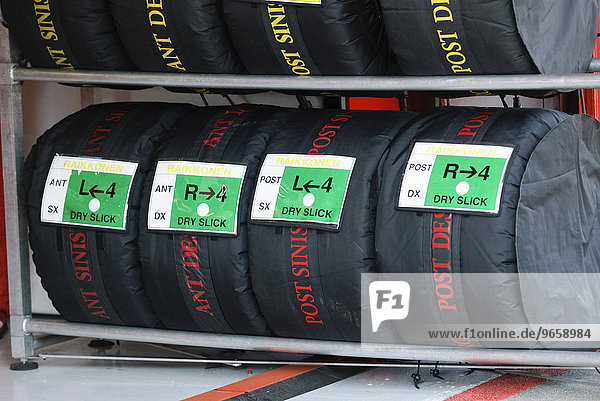 In Wärmehüllen verpackte Slick Reifen bei Formel 1 Testfahrten auf dem Circuit de Catalunya bei Barcelona Spanien Europa