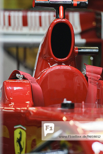 Leeres Ferrari Cockpit in der Box bei Formel 1 Testfahrten auf dem Circuit de Catalunya bei Barcelona Spanien Europa