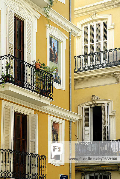 Mit trompe d'oeil Wandmalereien dekoriertes Wohnhaus an der Plaza De Sant Nicolau in Valencia  Spanien  Europa