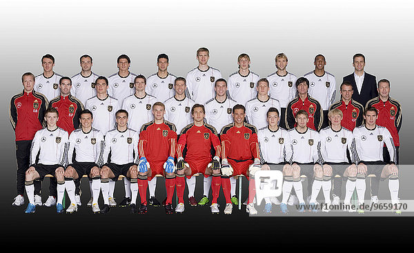Mannschaftsfoto der deutschen Fußball-Nationalmannschaft hintere Reihe v.l. Christian GENTNER Heiko WESTERMANN Mario GOMEZ Michael BALLACK Per MERTESACKER Stefan KIESSLING Simon ROLFES Jerome BOATENG Manager Oliver BIERHOFF mittlere Reihe v.l.: Fitnesstrainer Oliver BARTLETT Fitnesstrainer Shad FORSYTHE Marcel SCHAEFER Arne FRIEDRICH Thomas HITZLSPERGER Lukas PODOLKSI Bastian SCHWEINSTEIGER Bundestrainer Joachim LOEW Assistenztrainer Hansi FLICK Torwarttrainer Andreas KOEPKE vordere Reihe v.l.: Marko MARIN Piotr TROCHOWSKI Philipp LAHM Torwart Manuel NEUER Torwart Rene ADLER Torwart Tim WIESE Mesut OEZIL Aaron HUNT Andreas BECK Patrick HELMES