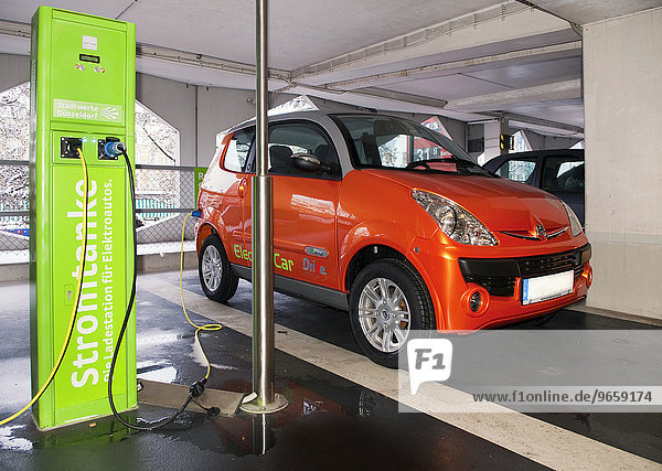 Ladestation für Elektroautos einer Mietwagenfirma in einem Parkhaus in Düsseldorf Nordrhein-Westfalen Deutschland Europa
