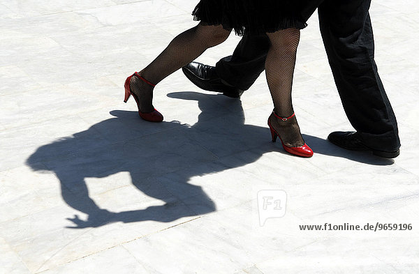Beine eines Paares das Tango tanzt