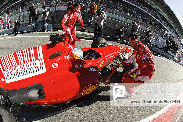 Fernando ALONSO  ESP  im Ferrari F10 Boliden während Formel 1 Testfahrten auf dem Circuito de Catalunya  Spanien  Europa