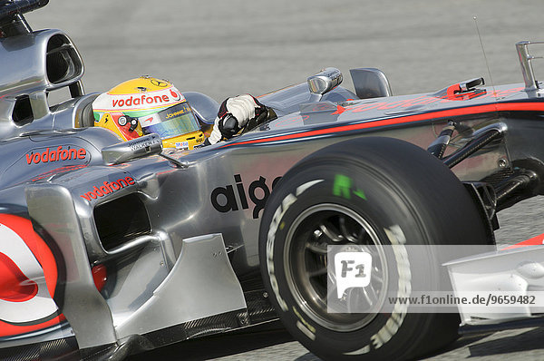 Lewis Hamilton GB im McLaren MP4-25 Boliden während Formel 1 Testfahrten auf dem Circuito de Catalunya Spanien Europa
