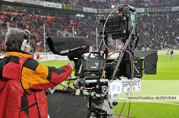 Fernsehkamera zur Erstellung von dreidimensionalen Aufnahmen eines Fußballspiels am Spielfeldrand in der BayArena Leverkusen  Nordrhein-Westfalen  Deutschland  Europa