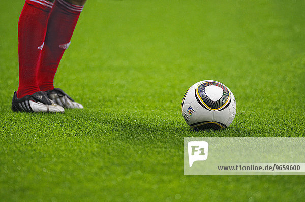 'Beine Fußballspieler spielt mit ''Jabulani'' offizieller Matchball der FIFA Fußball Weltmeisterschaft 2010 in Südafrika'