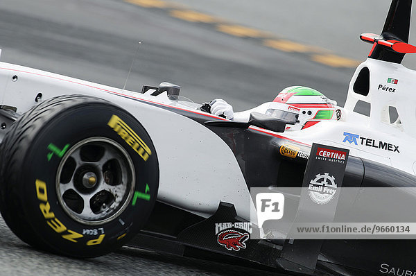 Sergio Perez MEX im Sauber C30 Bolide bei Formel 1 Testfahrten auf dem Circuit de Catalunya nahe Barcelona Spanien Europa