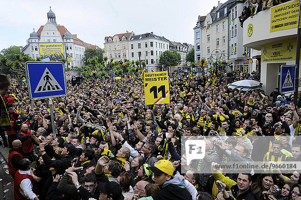 Meisterfeier Borussia Dortmund BVB Fans am Borsigplatz Dortmund Nordrhein-Westfalen Deutschland Europa