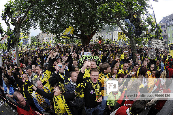 Meisterfeier Borussia Dortmund  BVB  Fans am Borsigplatz  Dortmund  Nordrhein-Westfalen  Deutschland  Europa