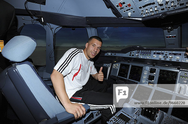 Lukas PODOLSKI sitzt im Cockpit des Flugsimulators des Airbus A-380  deutsche Fußball-Nationalmannschaft beim Lufthansa Flight Training Center am Flughafen Frankfurt  Hessen  Deutschland  Europa