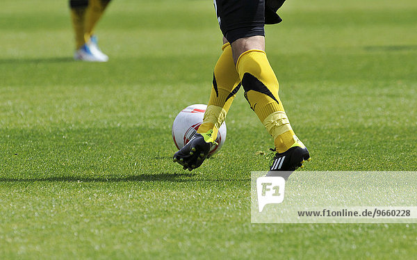 Beine eines Fußballers von Alemannia Aachen mit Ball 2. Bundesliga Spiel gegen Fortuna Düsseldorf Airberlin World Düsseldorf Nordrhein-Westfalen Deutschland Europa