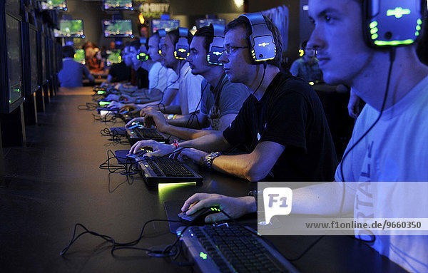 'Jugendliche spielen das Computerspiel ''Starcraft'' auf der Gamescom Computerspielmesse Köln Nordrhein-Westfalen Deutschland Europa'