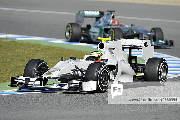 Pedro De La Rosa ESP HRT vor Michael Schumacher GER MercedesGP bei den ersten Formel 1 Testfahrten der Saison 2012 in Jerez Spanien Europa