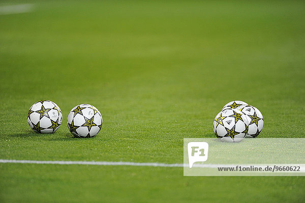 Der offizielle Champions League Spielball Adidas Finale 2013 vier Exemplare