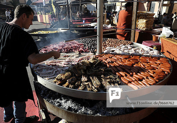Riesiger Grill auf dem jährlich stattfindenden Allerheiligenmarkt Fira de tots Sants Cocentaina Provinz Alicante Spanien Europa